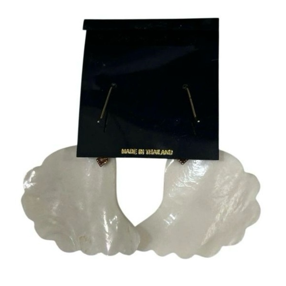 Vintage Genuine
Shell Dangling
Earrings Large
Carved White
Mother-of-Pearl Shell - Picture 3 of 6